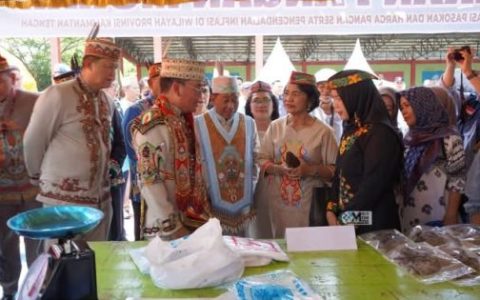 Gubernur Kalteng Bersama Bupati Heriyus, Pantau Pasar Murah di Puruk Cahu