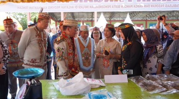 Gubernur Kalteng Bersama Bupati Heriyus, Pantau Pasar Murah di Puruk Cahu
