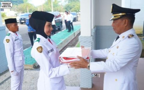 Bupati Heriyus Serahkan Bendera Merah Putih kepada Paskibraka untuk Dikibarkan pada HUT ke-81 RI