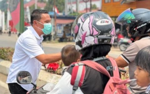 Kualitas Udara Puruk Cahu Memburuk, Dinkes Bagikan Masker kepada Warga