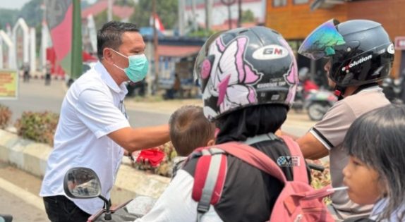 Kualitas Udara Puruk Cahu Memburuk, Dinkes Bagikan Masker kepada Warga
