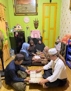 Sepasang Suami Istri Mengantar Cahaya Al-Qur’an