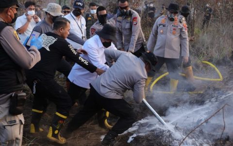 Pemprov Kalsel dan Polda Gunakan Pipa Suntik Atasi Bara di Lahan Gambut