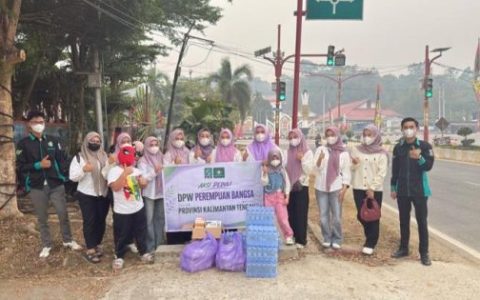 Perempuan Bangsa Kalteng Bagikan 1.000 Masker dan Air Mineral di Tengah Kabut Asap
