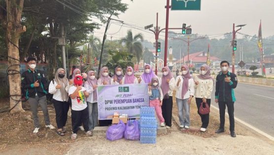 Perempuan Bangsa Kalteng Bagikan 1.000 Masker dan Air Mineral di Tengah Kabut Asap
