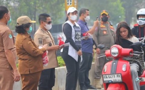Bupati Murung Raya Bagikan Masker kepada Warga di Tengah Kabut Asap