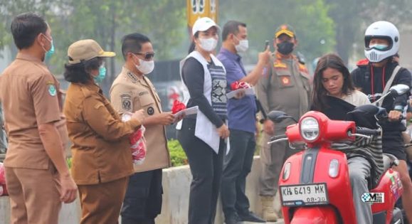 Bupati Murung Raya Bagikan Masker kepada Warga di Tengah Kabut Asap