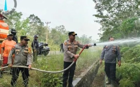 Kapolres Murung Raya Terjun Langsung Padamkan Api Karhutla Di Kecamatan Permata Intan