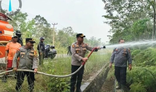 Kapolres Murung Raya Terjun Langsung Padamkan Api Karhutla Di Kecamatan Permata Intan