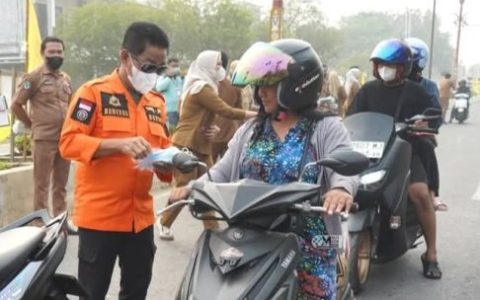 Bupati Heriyus Bagikan 5.000 Masker kepada Warga di Tengah Kabut Asap