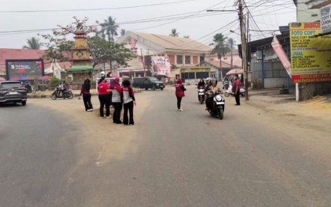Cegah Gangguan Pernapasan, Polsek Dusteng Bagikan Masker