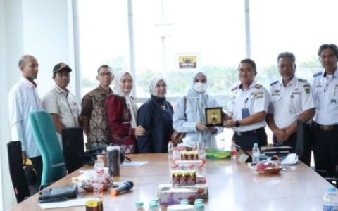 Ratusan Truk Melintas Anjir Serapat Setiap Hari