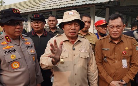 Muhidin Turun Padamkan Api, 20 Hektare Sekitar RS Sambang Lihum Dibersihkan